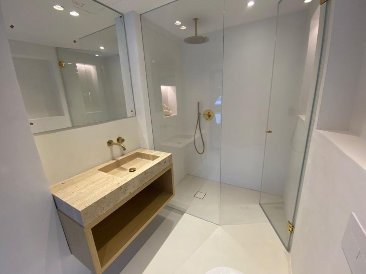 Микроцимент върху плочки: Пълното ръководство за модерен ремонт без къртене